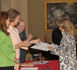 Entrega del Premio a la Acción Magistral. Doña Sofía entrega la Mención de Honor a la Acción Magistral en la Categoría de Educación Secundaria a Nativ